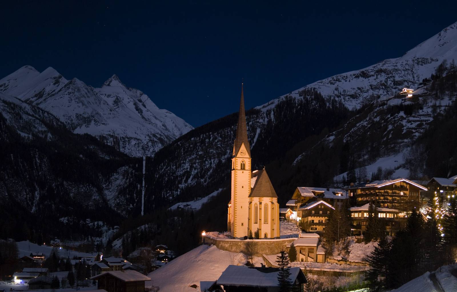 Ein Wintermärchen wartet in Heiligenblut. Wild, mystisch und heimelig. Hoch oben thront der höchste Berg Österreichs, der Großglockner.
