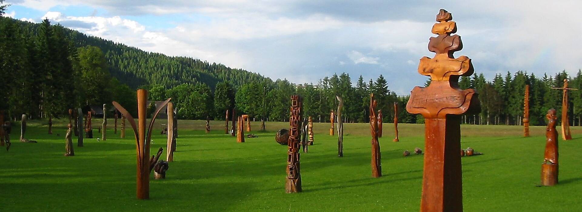 Holzskulpturenpark im Schloss Albeck in Albeck Sirnitz