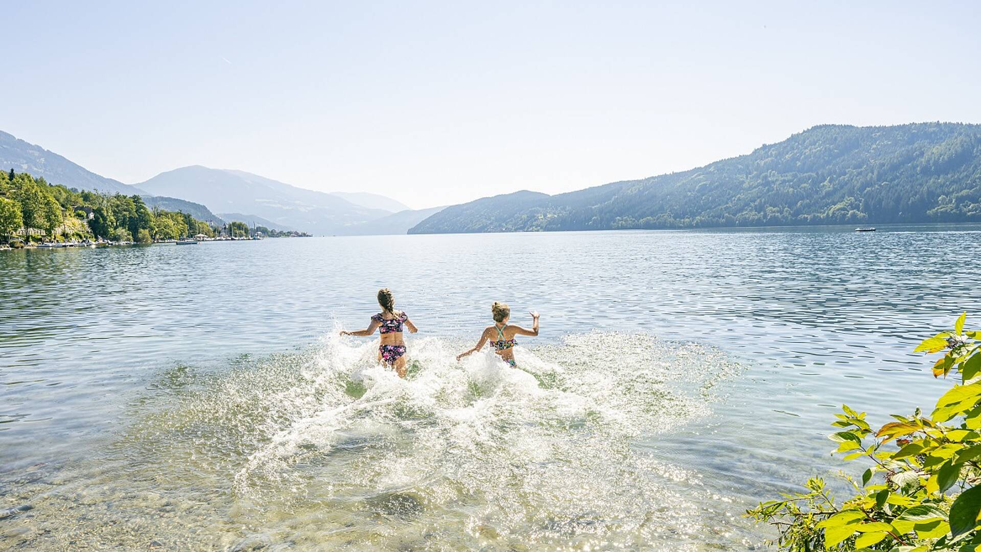 Zwei Maedchen haben Spass im Millstaetter See