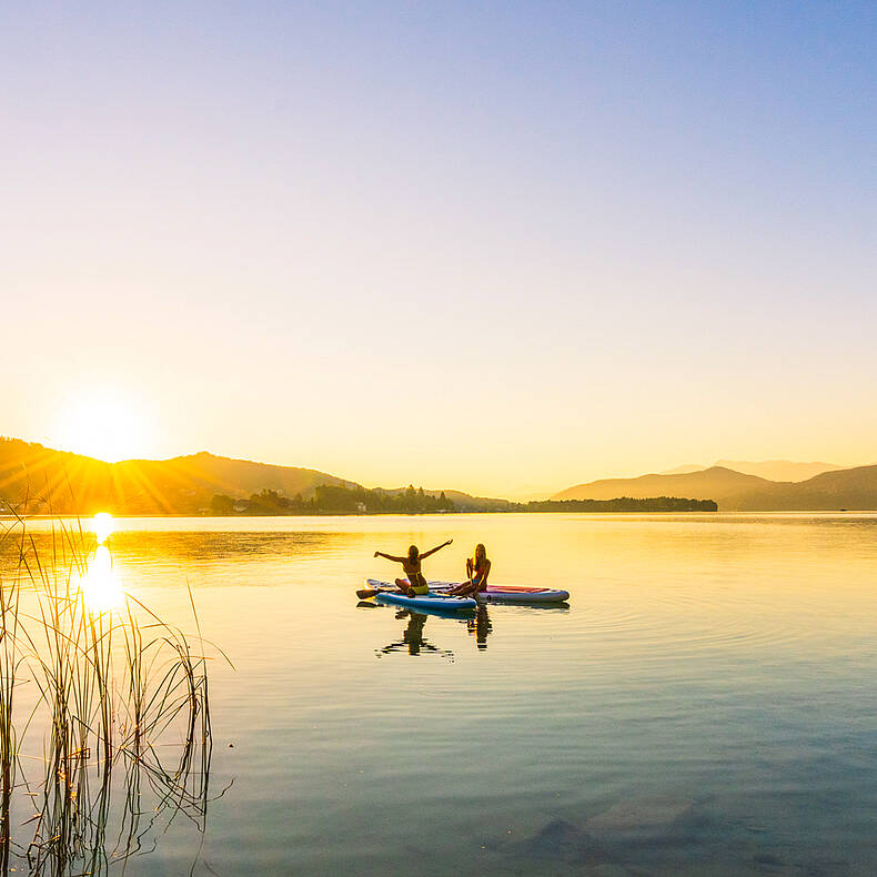 Zwei Damen mit den Stand up Paddels am Woerthersee unterwegs