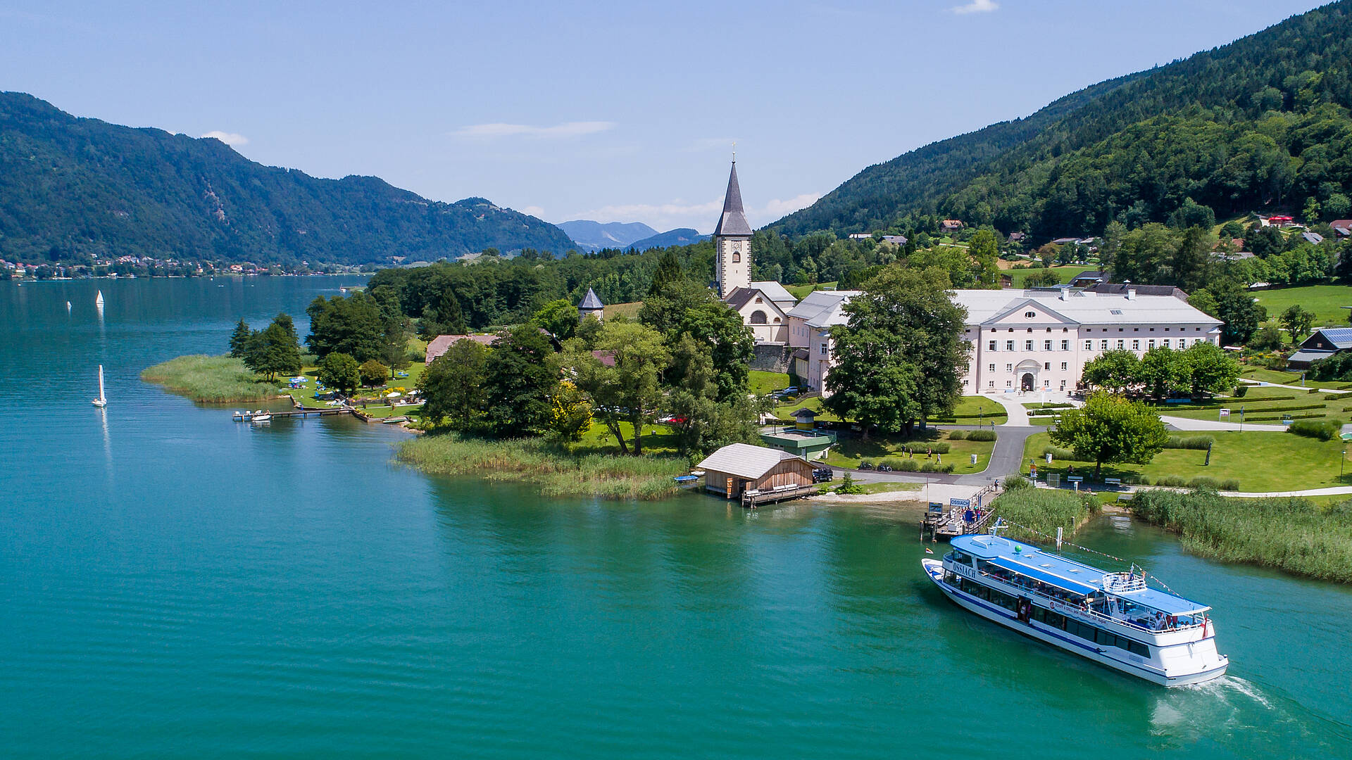 Ossiachersee Schiffahrt mit Blick zum Stift Ossiach